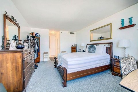 Condo in Miami Beach, Florida, 1 bedroom  № 1099363 - photo 19