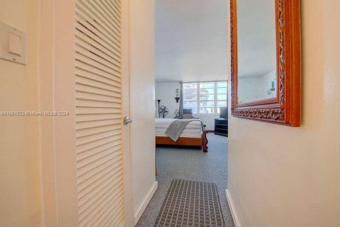 Condominio en venta en Miami Beach, Florida, 1 dormitorio, 81.75 m2 № 1099363 - foto 17