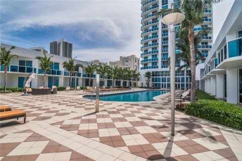 Condominio en venta en Hallandale Beach, Florida, 1 dormitorio, 87.24 m2 № 1068523 - foto 9