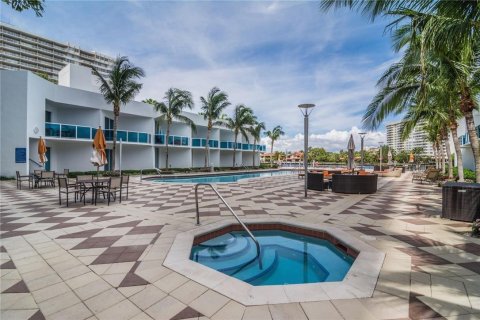 Condo in Hallandale Beach, Florida, 1 bedroom  № 1068523 - photo 3