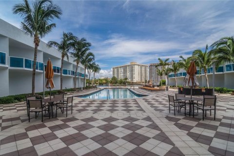 Copropriété à vendre à Hallandale Beach, Floride: 1 chambre, 87.24 m2 № 1068523 - photo 14