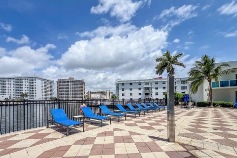 Condo in Hallandale Beach, Florida, 1 bedroom  № 1068523 - photo 1