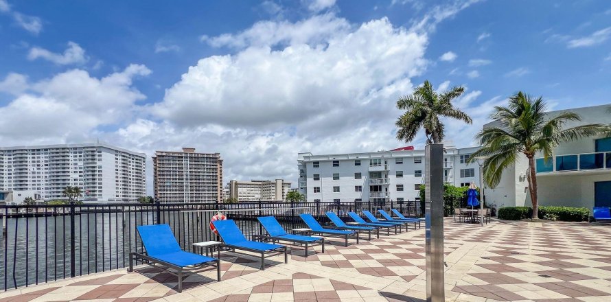 Condominio en Hallandale Beach, Florida, 1 dormitorio  № 1068523