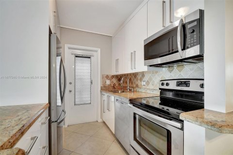 Condo in South Palm Beach, Florida, 2 bedrooms  № 1408372 - photo 9