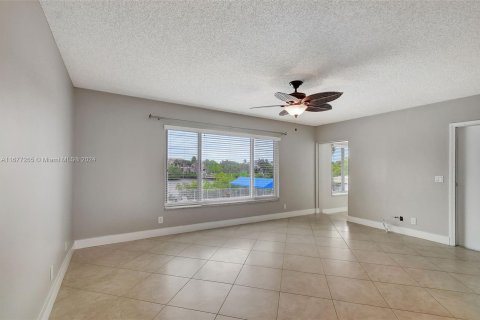 Condo in South Palm Beach, Florida, 2 bedrooms  № 1408372 - photo 4