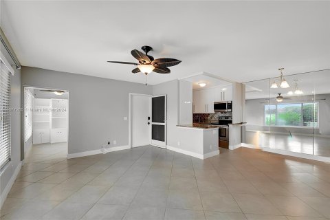 Condo in South Palm Beach, Florida, 2 bedrooms  № 1408372 - photo 7