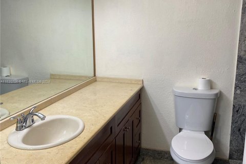 Condo in Hialeah, Florida, 2 bedrooms  № 1305565 - photo 9