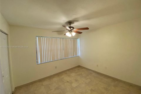 Condo in Hialeah, Florida, 2 bedrooms  № 1305565 - photo 12