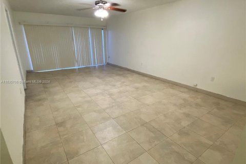 Condo in Hialeah, Florida, 2 bedrooms  № 1305565 - photo 5