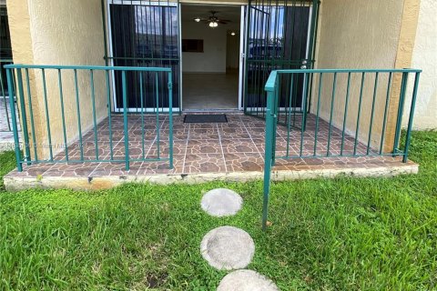 Condo in Hialeah, Florida, 2 bedrooms  № 1305565 - photo 1