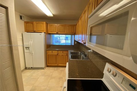 Condo in Hialeah, Florida, 2 bedrooms  № 1305565 - photo 3