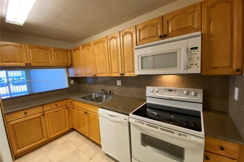 Condo in Hialeah, Florida, 2 bedrooms  № 1305565 - photo 2