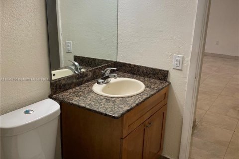 Condo in Hialeah, Florida, 2 bedrooms  № 1305565 - photo 14