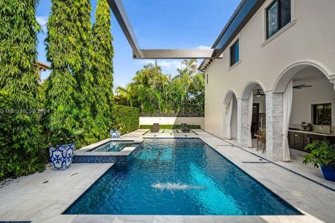 Casa en venta en Miami Lakes, Florida, 6 dormitorios, 365.38 m2 № 1345787 - foto 19