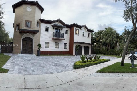 House in Miami Lakes, Florida 6 bedrooms, 365.38 sq.m. № 1345787 - photo 1