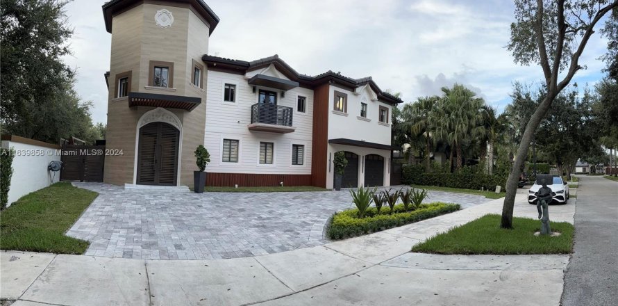 House in Miami Lakes, Florida 6 bedrooms, 365.38 sq.m. № 1345787