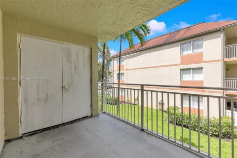 Copropriété à vendre à Hialeah, Floride: 2 chambres, 102.75 m2 № 1345737 - photo 21