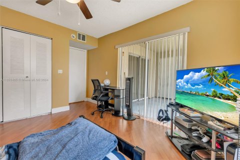 Condo in Hialeah, Florida, 2 bedrooms  № 1345737 - photo 9