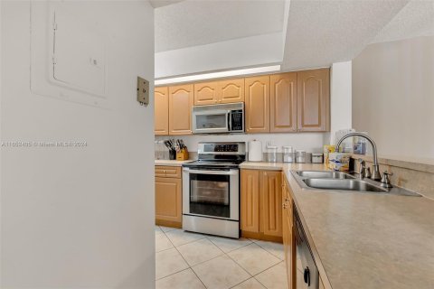 Condominio en venta en Hialeah, Florida, 2 dormitorios, 102.75 m2 № 1345737 - foto 11