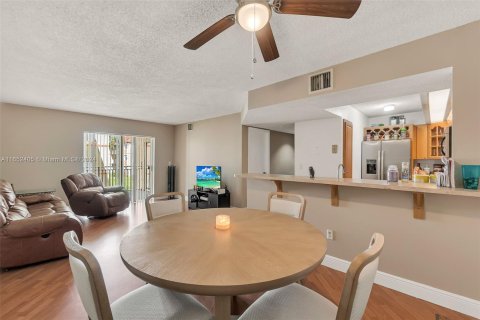 Copropriété à vendre à Hialeah, Floride: 2 chambres, 102.75 m2 № 1345737 - photo 6