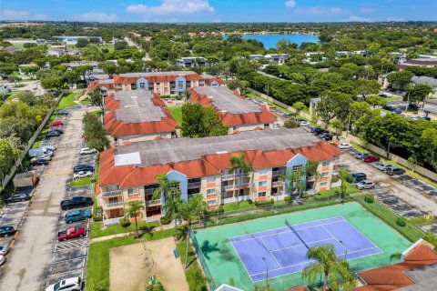 Condominio en venta en Hialeah, Florida, 2 dormitorios, 102.75 m2 № 1345737 - foto 1