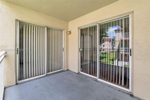 Condo in Hialeah, Florida, 2 bedrooms  № 1345737 - photo 20