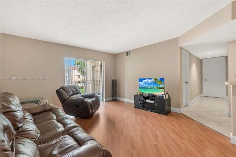 Condo in Hialeah, Florida, 2 bedrooms  № 1345737 - photo 8