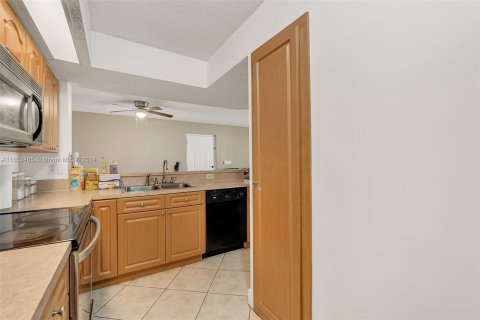 Condo in Hialeah, Florida, 2 bedrooms  № 1345737 - photo 12