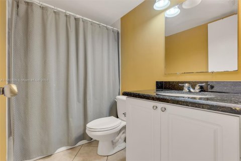 Condominio en venta en Hialeah, Florida, 2 dormitorios, 102.75 m2 № 1345737 - foto 18