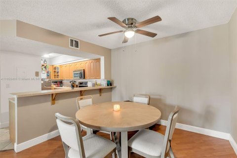 Condo in Hialeah, Florida, 2 bedrooms  № 1345737 - photo 4