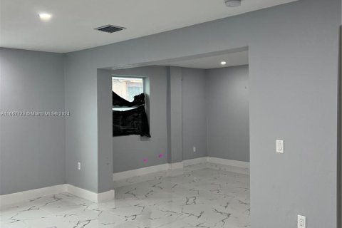 House in Miami, Florida 3 bedrooms, 304.07 sq.m. № 1358986 - photo 7