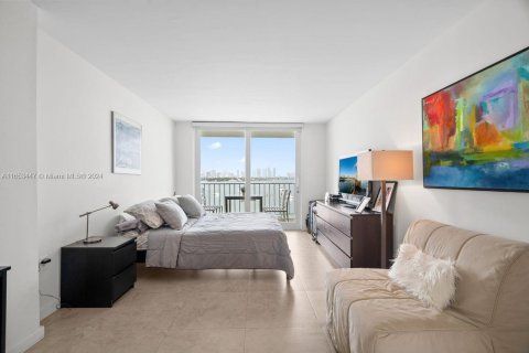 Condo in Miami Beach, Florida, 2 bedrooms  № 1348497 - photo 17