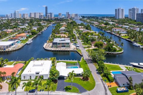 Villa ou maison à louer à Hallandale Beach, Floride: 2 chambres, 159.33 m2 № 1348970 - photo 2