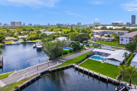 Villa ou maison à louer à Hallandale Beach, Floride: 2 chambres, 159.33 m2 № 1348970 - photo 3