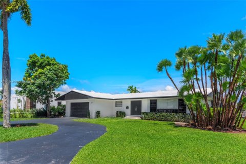 Villa ou maison à louer à Hallandale Beach, Floride: 2 chambres, 159.33 m2 № 1348970 - photo 1