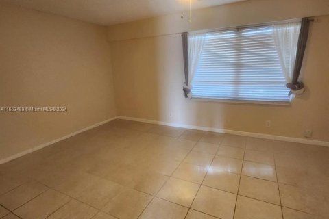 Condominio en alquiler en Pembroke Pines, Florida, 1 dormitorio, 88.91 m2 № 1348498 - foto 1