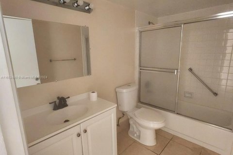 Condominio en alquiler en Pembroke Pines, Florida, 1 dormitorio, 88.91 m2 № 1348498 - foto 5