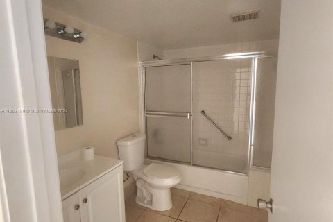 Condominio en alquiler en Pembroke Pines, Florida, 1 dormitorio, 88.91 m2 № 1348498 - foto 6