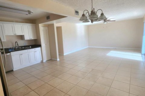 Condominio en alquiler en Pembroke Pines, Florida, 1 dormitorio, 88.91 m2 № 1348498 - foto 13