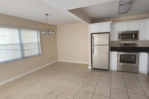 Condominio en alquiler en Pembroke Pines, Florida, 1 dormitorio, 88.91 m2 № 1348498 - foto 10