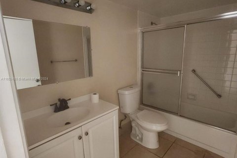 Condominio en alquiler en Pembroke Pines, Florida, 1 dormitorio, 88.91 m2 № 1348498 - foto 7