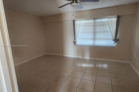 Condominio en alquiler en Pembroke Pines, Florida, 1 dormitorio, 88.91 m2 № 1348498 - foto 3