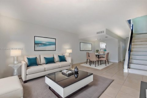 Townhouse in Miami, Florida 2 bedrooms, 91.04 sq.m. № 1372458 - photo 15