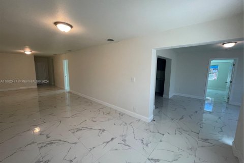 Casa en venta en Miami, Florida, 5 dormitorios, 224.54 m2 № 1372522 - foto 1