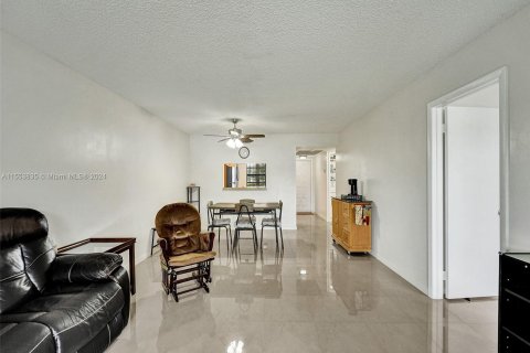 Copropriété à vendre à Pembroke Pines, Floride: 2 chambres, 94.85 m2 № 1074127 - photo 16