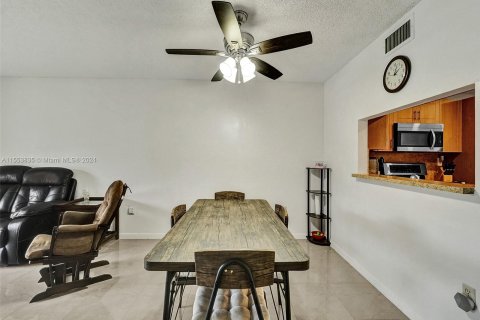 Copropriété à vendre à Pembroke Pines, Floride: 2 chambres, 94.85 m2 № 1074127 - photo 9