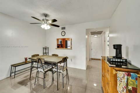 Copropriété à vendre à Pembroke Pines, Floride: 2 chambres, 94.85 m2 № 1074127 - photo 10