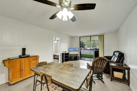 Copropriété à vendre à Pembroke Pines, Floride: 2 chambres, 94.85 m2 № 1074127 - photo 11