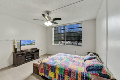 Copropriété à vendre à Pembroke Pines, Floride: 2 chambres, 94.85 m2 № 1074127 - photo 25
