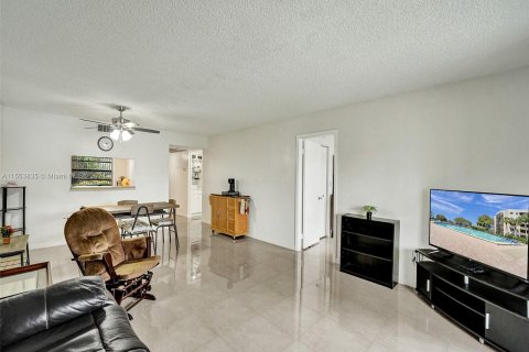 Copropriété à vendre à Pembroke Pines, Floride: 2 chambres, 94.85 m2 № 1074127 - photo 18